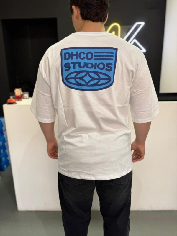 Remera Oversize "DHCO Studios" Retro-Tech